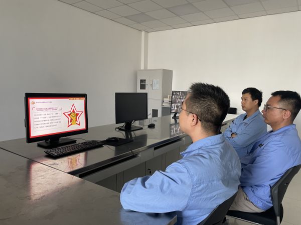 電氣運(yùn)行二班成員組織觀看化工企業(yè)安全生產(chǎn)事故方面的視頻。.jpg